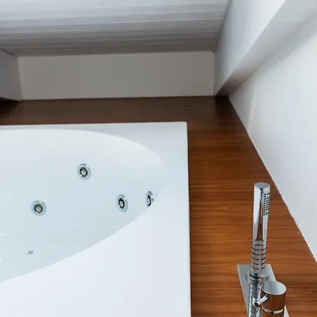 Апартаменты Penthouse18 - Jacuzzi On Master Bedroom