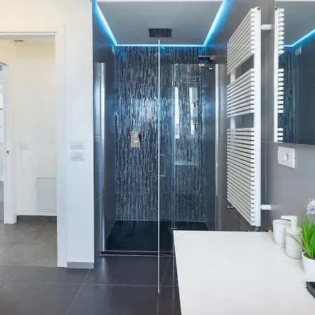 Apartment Penthouse18 - Jacuzzi On Master Bedroom *
